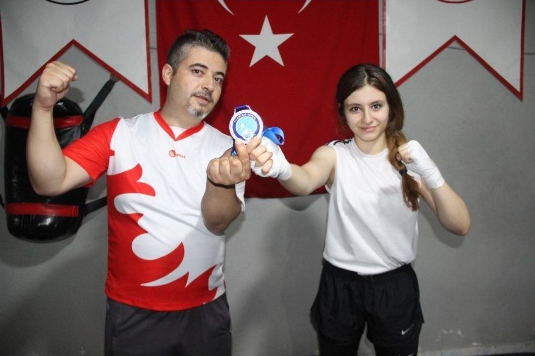 16 Yaşında Babasının &rsquo;madalya&rsquo; Hayalini Ger&ccedil;ekleştirdi