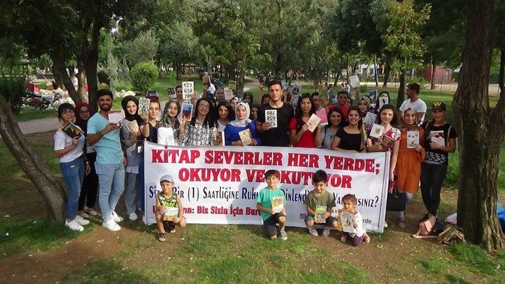 Gençler Başlattı, 7’den 70’e Vatandaşlar Kitap Okudu G2