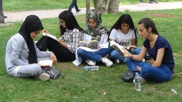Gençler Başlattı, 7’den 70’e Vatandaşlar Kitap Okudu G3