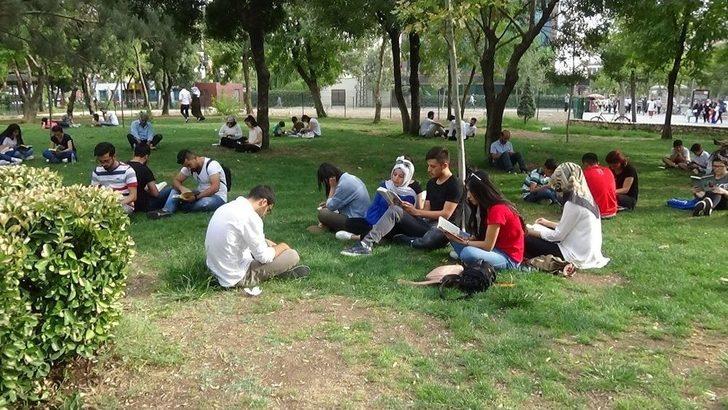 Gençler Başlattı, 7’den 70’e Vatandaşlar Kitap Okudu G4