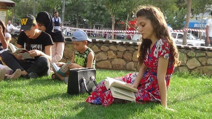 Gençler Başlattı, 7’den 70’e Vatandaşlar Kitap Okudu G5
