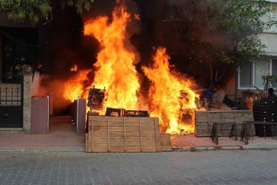 &Ouml;demiş&rsquo;te Depo Yangını: 7 Kişi Dumandan Etkilendi