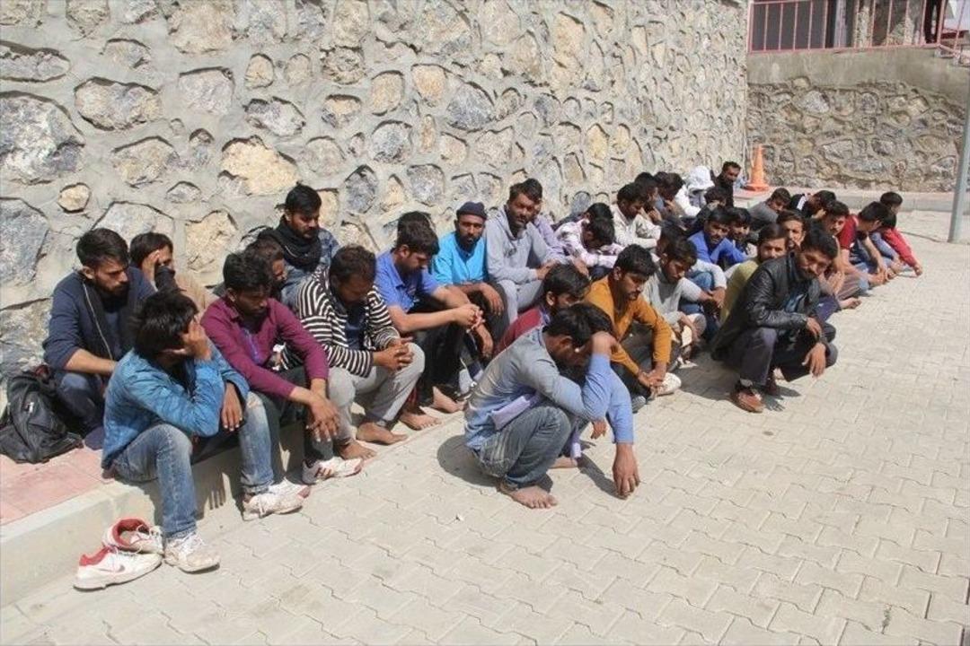 Başkale&rsquo;de 40 Ka&ccedil;ak G&ouml;&ccedil;men Yakalandı