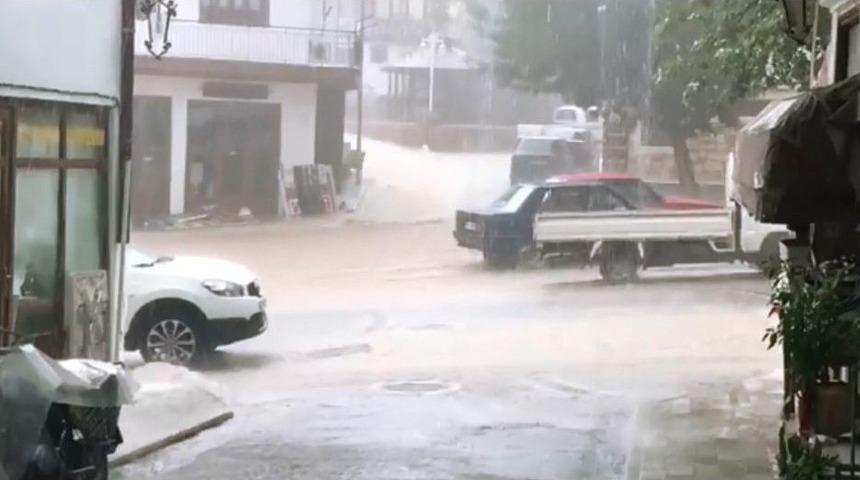Elmalı’da Yol Dere Yatağına Döndü