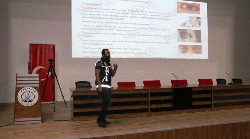 Ak&ccedil;akale&rsquo;de "uyuşturucu İle M&uuml;cadele" Konferansı