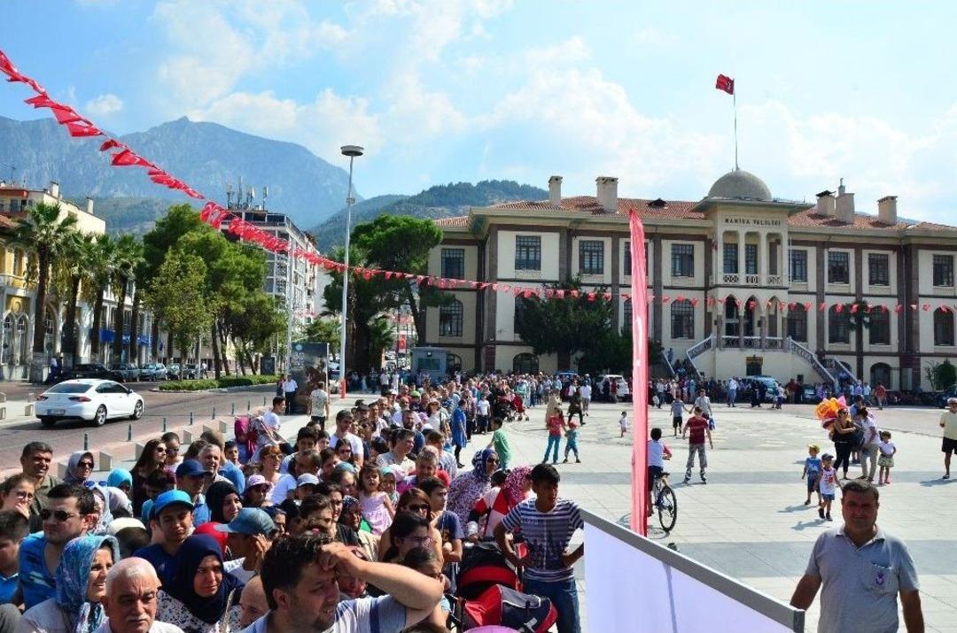 Bedava Dondurma Kuyruğu Metrelerce Uzadı