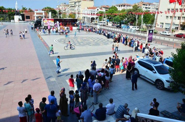 Bedava Dondurma Kuyruğu Metrelerce Uzadı G2