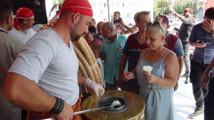 Bedava Dondurma Kuyruğu Metrelerce Uzadı G4