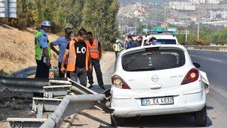 Bariyerlere Çarpan Araçta 2 Kişi Yaralandı