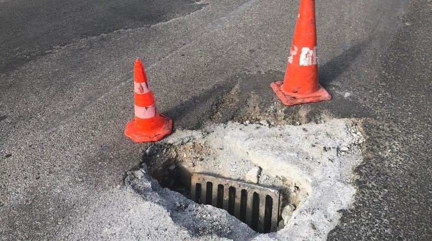 Kavşak Ortasındaki Üzeri Açık Çukur Kazaya Davetiye Çıkarıyor