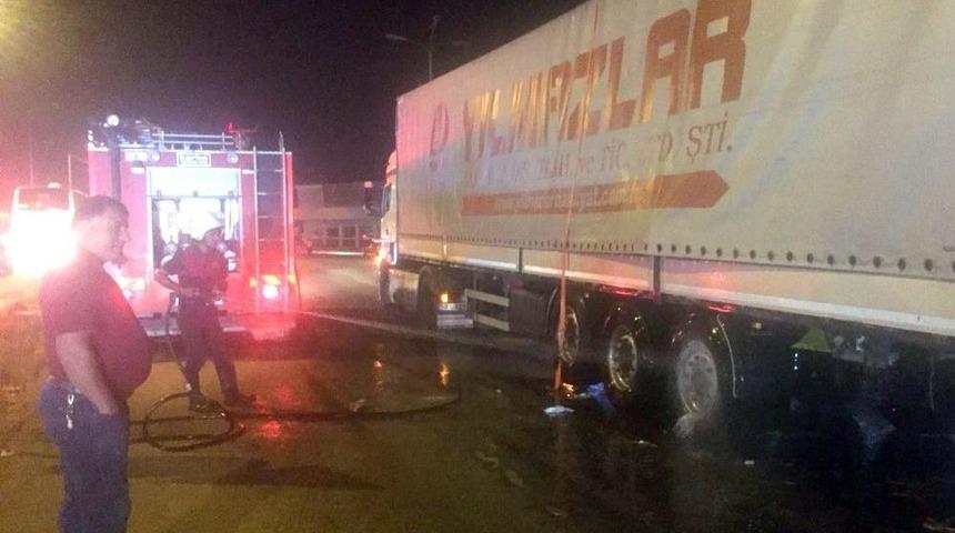 Lastikleri Yanan Tır Benzinliğe Girdi