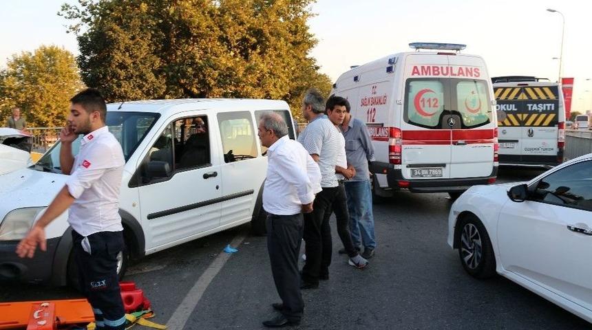 Ambulansla Hafif Ticari Araç Çarpıştı: 2 Yaralı