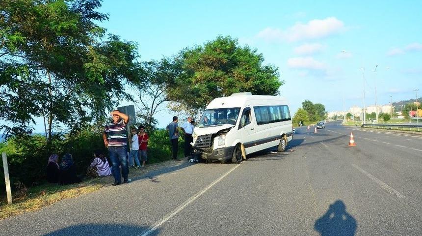 Kapalı Kasa Kamyonetle Minibüs Çarpıştı: 11 Yaralı