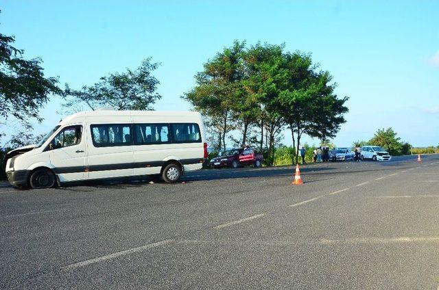 Kapalı Kasa Kamyonetle Minibüs Çarpıştı: 11 Yaralı