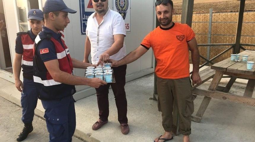 Jandarma Ekiplerinin İkramlarıyla Yorgunluk Attılar