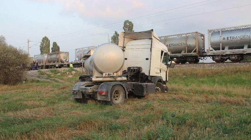 Yük Treniyle Tanker Çarpıştı: 1 Yaralı