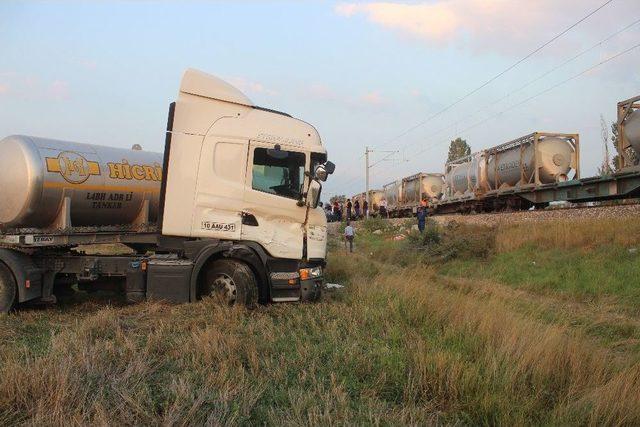 Yük Treniyle Tanker Çarpıştı: 1 Yaralı