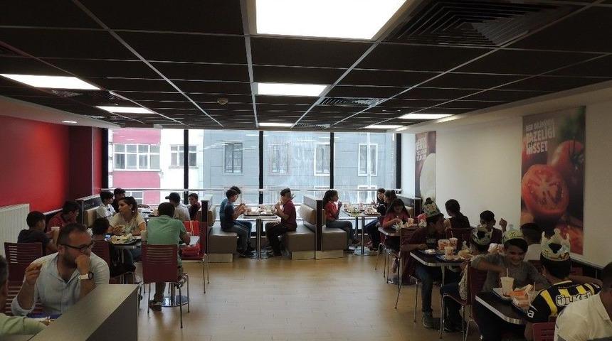 Kars&rsquo;ta Polis &Ccedil;ocuklarla Antren&ouml;rleri Buluşturdu