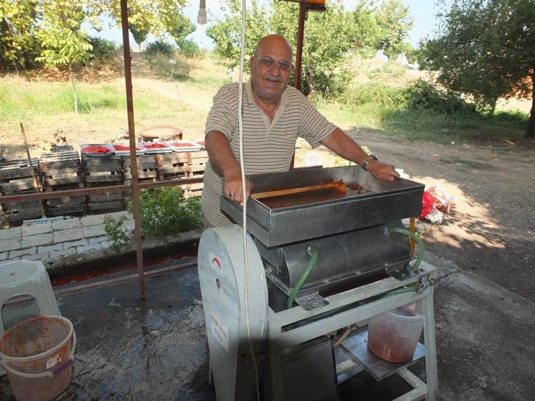 Kendi &Uuml;rettiği Makine İle G&uuml;nde 5 Ton Domates Ve Biberi Sal&ccedil;aya D&ouml;n&uuml;şt&uuml;rebiliyor