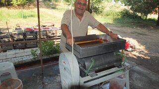 Kendi Ürettiği Makine İle Günde 5 Ton Domates Ve Biberi Salçaya Dönüştürebiliyor