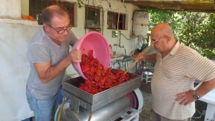 Kendi Ürettiği Makine İle Günde 5 Ton Domates Ve Biberi Salçaya Dönüştürebiliyor G2