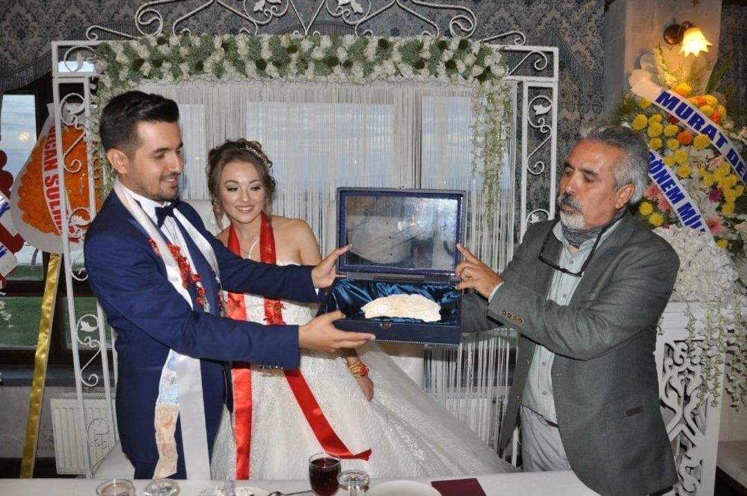 (&ouml;zel) Baba, Jeoloji M&uuml;hendisi Oğluna 10 Milyon Yıl Yaşındaki Yenge&ccedil; Fosilini Hediye Etti