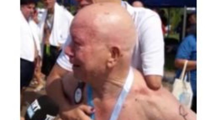 76 Yaşındaki Namık Ekin Paralimpik Sporcuyu Sırtında Taşıdı