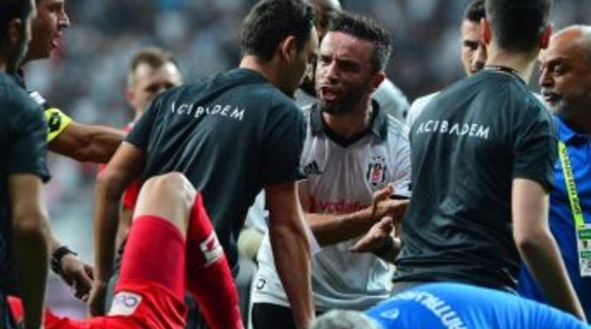 G&ouml;khan G&ouml;n&uuml;l&rsquo;den Sağlık&ccedil;ılara Tepki