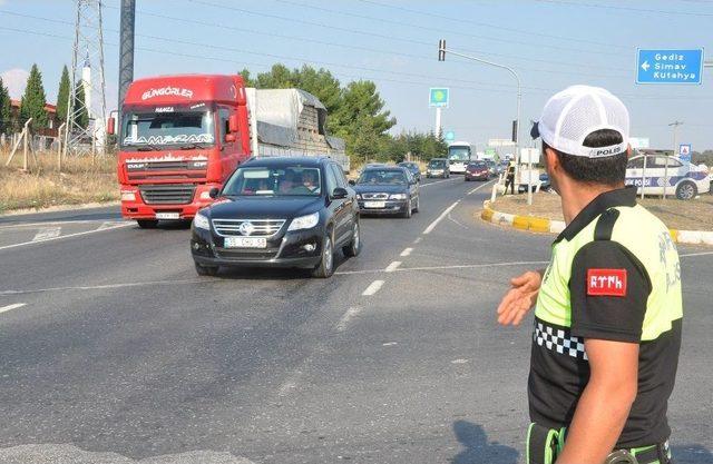 Uşak’tan Geçen Tatil Yolcuları Havadan Denetlendi