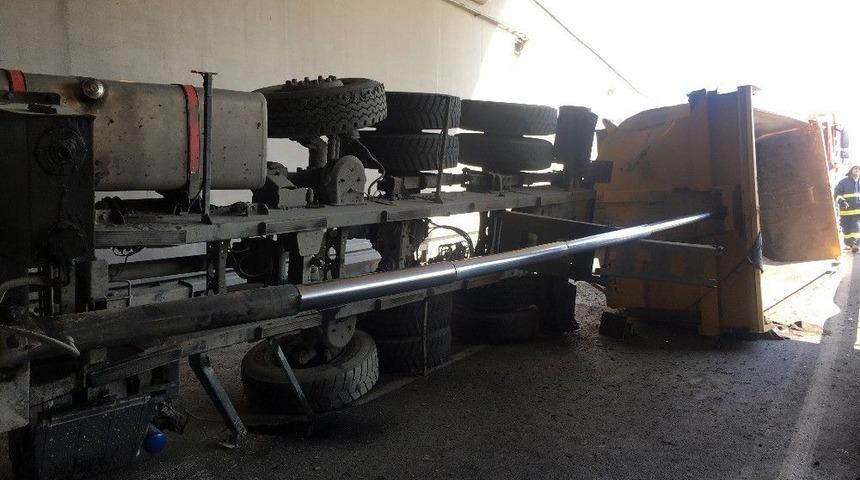 Yenikapı Sahil Yolu&rsquo;nda Hafriyat Kamyonu Devrildi