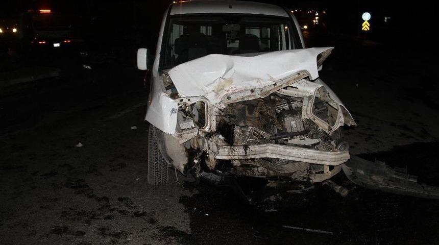 Hafif Ticari Ara&ccedil;la Otomobil &Ccedil;arpıştı: 8 Yaralı