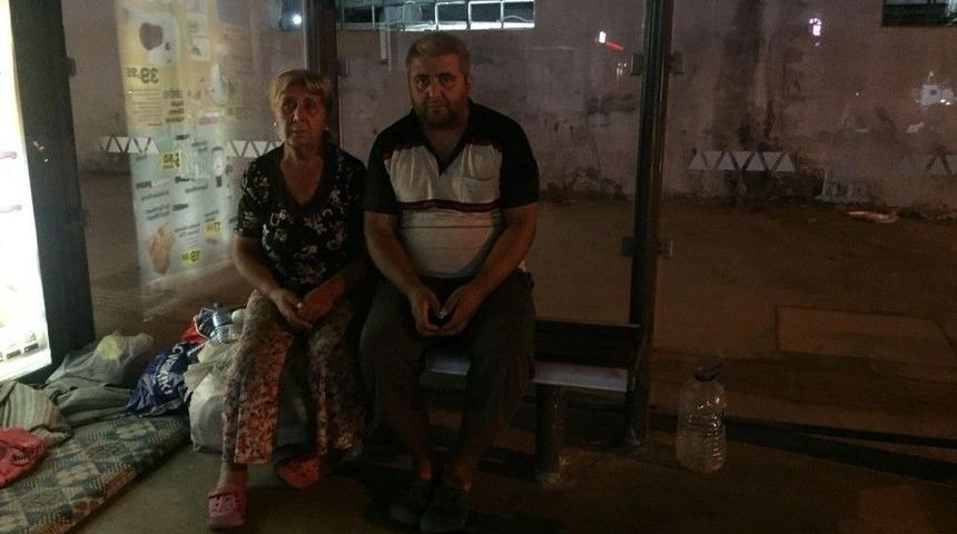 Y&uuml;zde 80 Engelli Oğluyla Otob&uuml;s Durağında Yatan Annenin Yardım &Ccedil;ığlığı