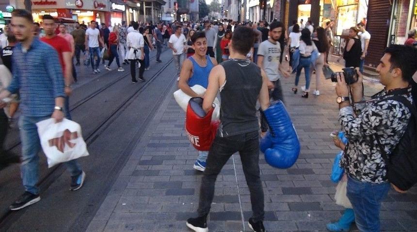 (&ouml;zel) İstiklal Caddesi&rsquo;nde Boks Ma&ccedil;ı