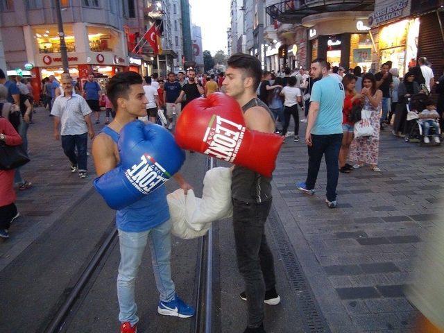 (özel) İstiklal Caddesi’nde Boks Maçı