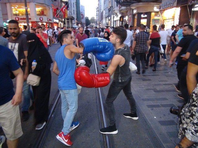 (özel) İstiklal Caddesi’nde Boks Maçı