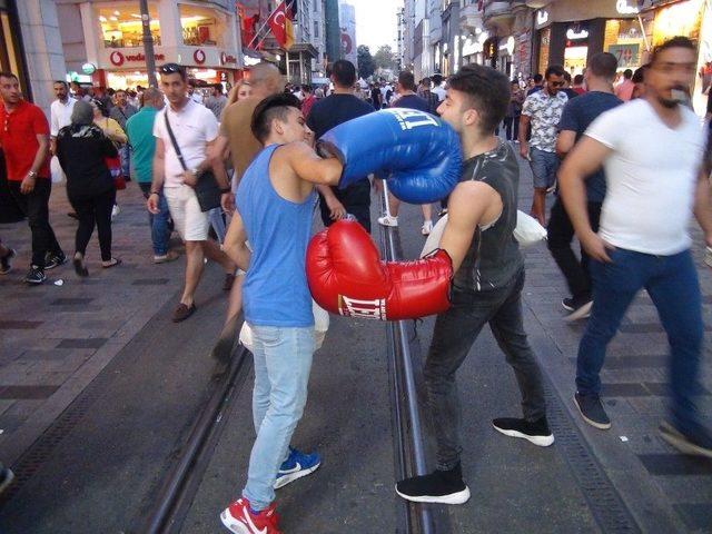 (özel) İstiklal Caddesi’nde Boks Maçı