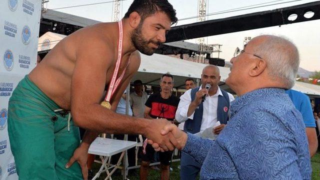 Mut’ta Başpehlivan Ömer Faruk Kalender Oldu