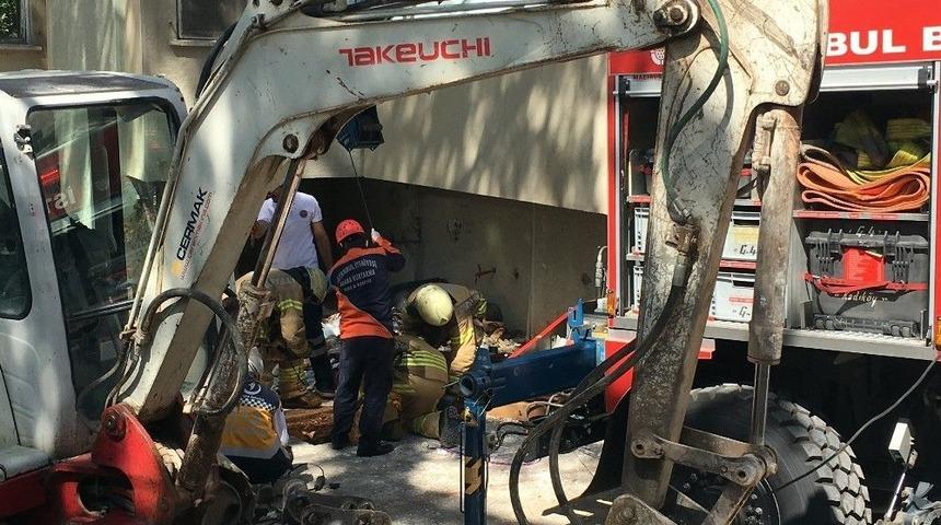 Kadık&ouml;y&rsquo;de Kuyuya D&uuml;şen Kamyon Şof&ouml;r&uuml;n&uuml; İtfaiye Kurtardı