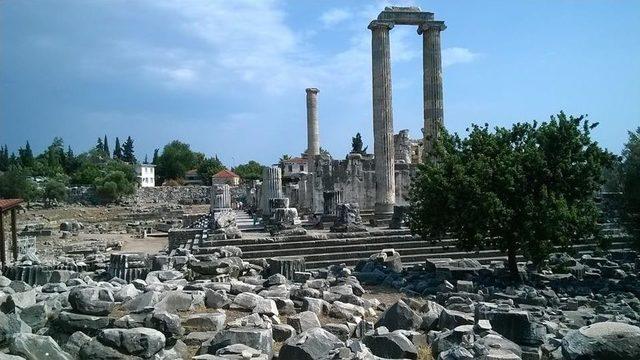 Apollon Tapınağı’na Turist Akını