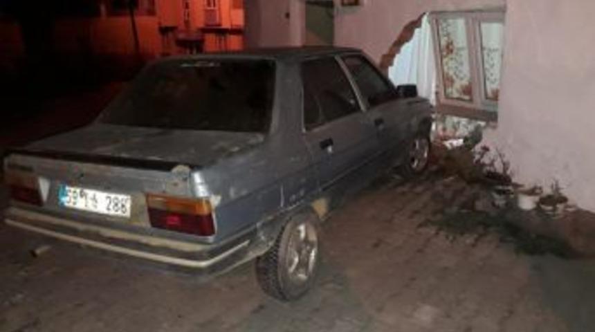 Kontrolden &Ccedil;ıkan Otomobil Eve Girdi: 1 Yaralı