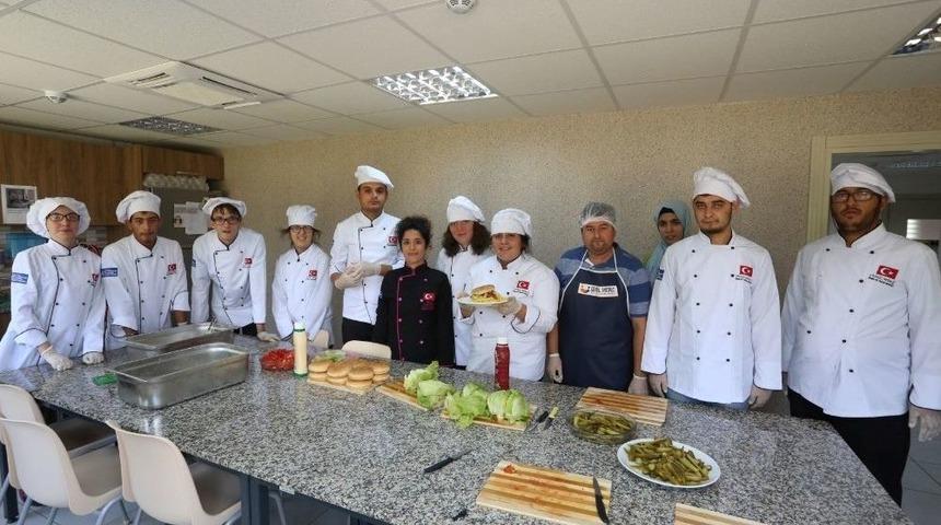 &Ouml;ğrencilerden Hamburger Ziyafeti