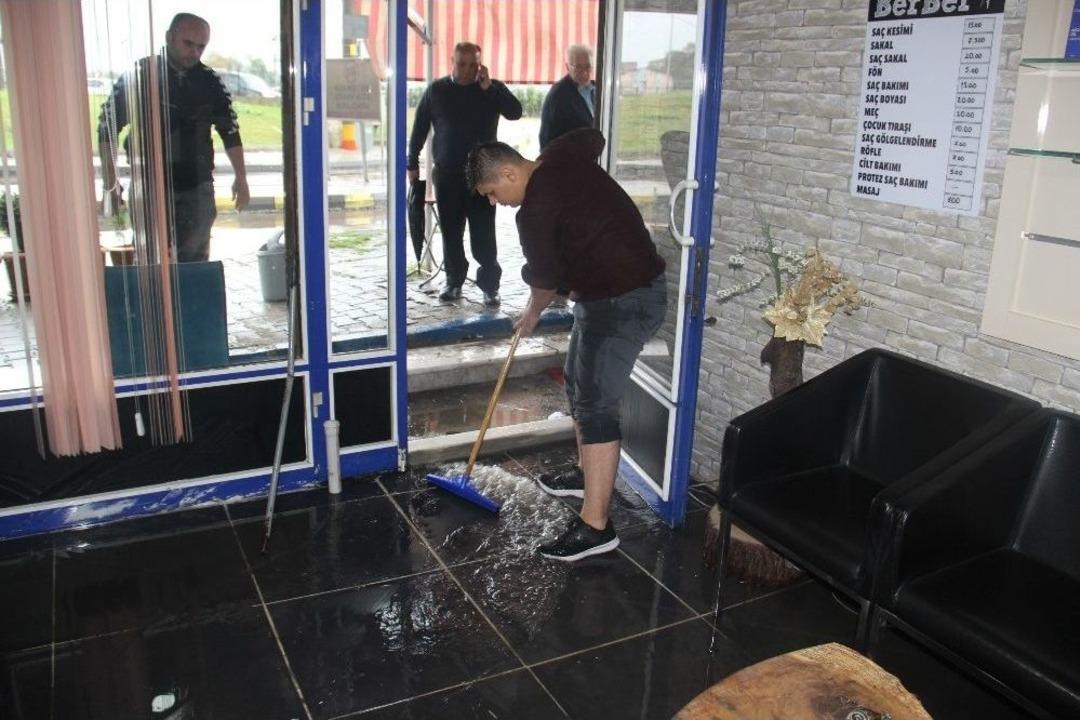 Aşırı Yağışlar Su Baskınlarına Yol A&ccedil;tı