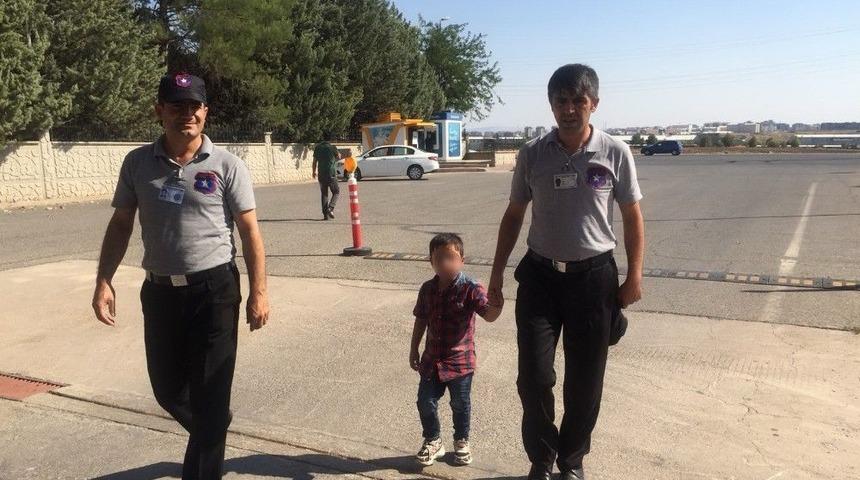 Özel Güvenlik Görevlileri Buldukları Çocuğu Polise Teslim Etti