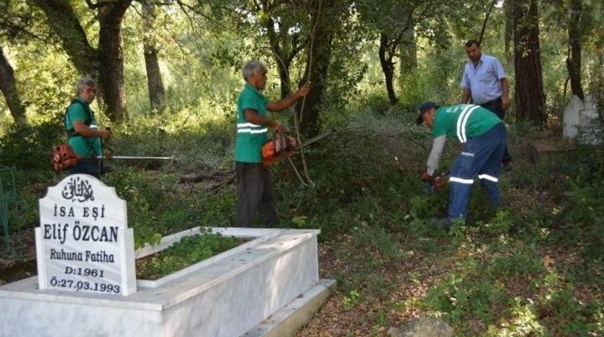 Kozan&rsquo;da 150 Mahalle Mezarlığı Temizlendi