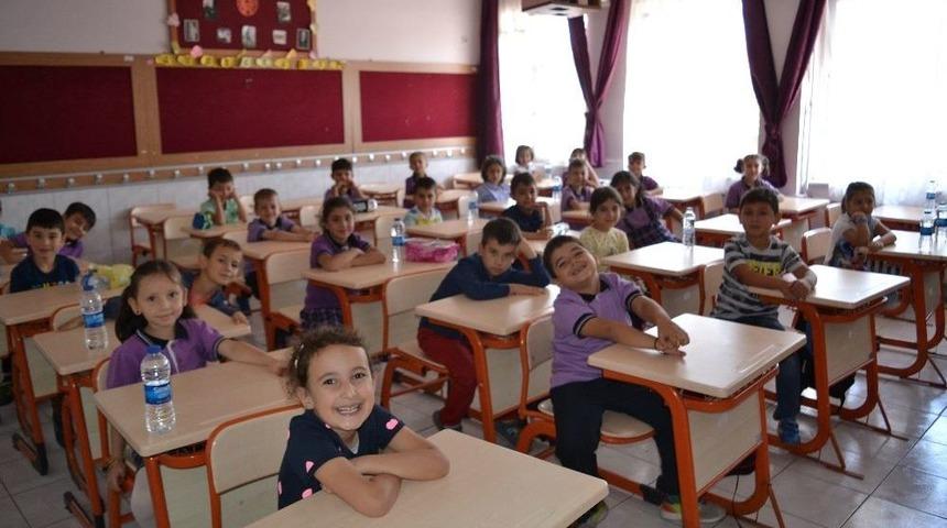 Afyonkarahisar’da Minik Öğrenciler Ders Başı Yaptı