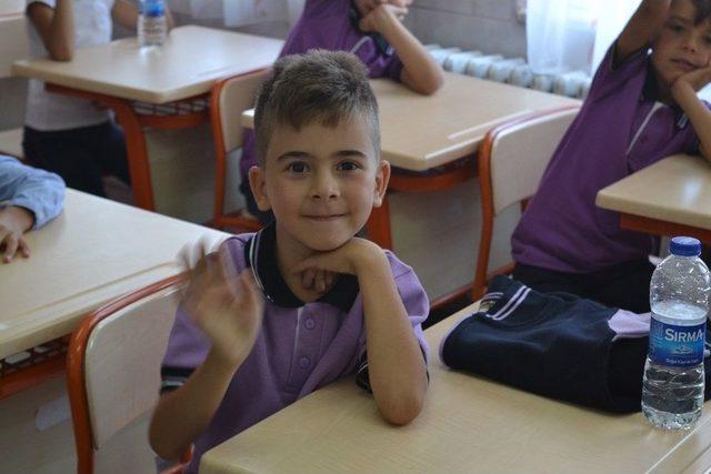 Afyonkarahisar’da Minik Öğrenciler Ders Başı Yaptı