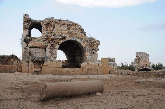 Antik Kentte Dionysos’un Heykel Başı Bulundu