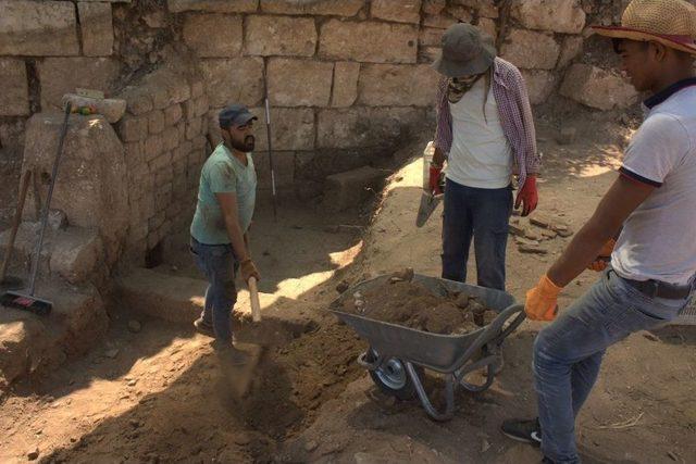 Antik Kentte Dionysos’un Heykel Başı Bulundu