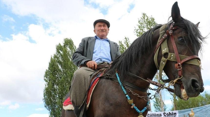 72 Yaşında Tüm Ulaşımını Atla Sağlıyor