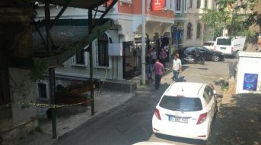 Alman Konsolosluğu Yakınındaki Ş&uuml;pheli Paketten Eşya &Ccedil;ıktı